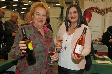 Landesrätin Astrid Eisenkopf (r., im Bild mit Landtagspräsidentin Verena Dunst) eröffnete die 13. Genussmesse in Oberwart.