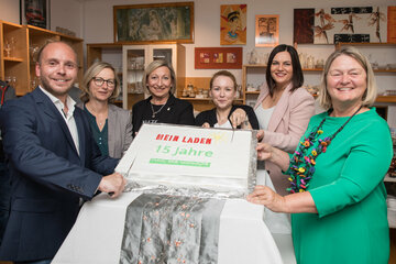 Feierten in Mattersburg das 15-jährige Bestehen des Projekts "Mein Laden": (v.l.) Martin Giefing, Vorsitzender "Verein für Anliegen von Menschen in der Gesellschaft", Sandra Puntigam, Vorsitzender-Stellvertreterin, Mattersburgs Bürgermeisterin Claudia Schlager, Nina Steiner, Projektleitung und Geschäftsführung "Mein Laden", Landeshauptmann-Stellvertreterin Astrid Eisenkopf, Helene Sengstbratl, AMS-Landesgeschäftsführerin.