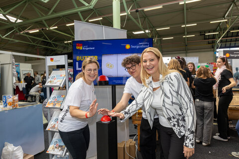 Bildungslandesrätin Mag.a (FH) Daniela Winkler besuchte die Bildungs- und Berufsorientierungsmesse in Oberwart.