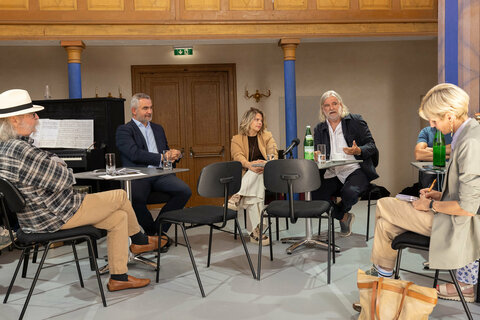 Autor Heinz Janisch (4.v.l.) schrieb nach der Vorlage einer autobiografischen Erzählung des KZ-Überlebenden Israel A. Glück das Theaterstück „Der hölzerne Reifen“