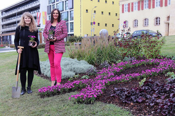 Landeshauptmann-Stellvertreterin Mag.a Astrid Eisenkopf und DI Birgit Kowaschitz, Referat Landschafts- und Gartengestaltung, setzten ein Zeichen vor dem Landhaus Alt