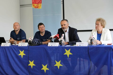 Der Generalsekretär der Österreichischen Gesellschaft für Europapolitik, Mag. Paul Schmidt, der Leiter der Vertretung der Europäischen Kommission in Österreich, Prof. Dr. Martin Selmayr, Landeshauptmann Mag. Hans Peter Doskozil und Landtagspräsidentin Verena Dunst (v. l. n. r.) bei der Präsentation der Studienergebnisse in Eisenstadt;