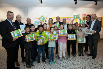 Aktion des Zivilschutzverbandes in Zusammenarbeit mit dem Land Burgenland: Übergabe von Spielboxen an Absolventinnen und Absolventen der Volksschule Parndorf durch Bildungslandesrätin Mag.a (FH) Daniela Winkler