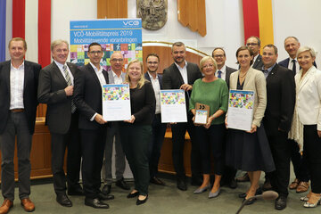 VCÖ-Experte Markus Gansterer, Landesrat Heinrich Dorner und ÖBB-Regionalmanager Michael Elsner mit den Preisträgern und Vertretern