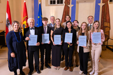 Abteilungsvorständin der Abteilung 7 - Bildung, Kultur und Wissenschaft Claudia Priber, Erwin Hausensteiner, Luca Prior-Erdt, Herbert Brettl, Katherina Sandra Egger, Thomas Sieberer, Martina Köppel und Doris Horvath (beide MS Kobersdorf), Susanne Dragan, Landesrat Leonhard Schneemann und Karina Teichmeister