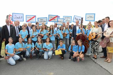 Landesrat Mag. Heinrich Dorner mit den Festgästen und den Schülerinnen und Schülern der Zweisprachigen Mittelschule Großwarasdorf.