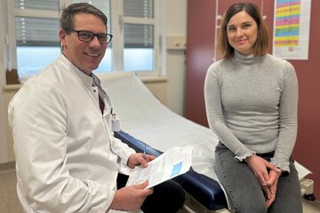 Die erste orthopädische Patientin Tamara Listiakova aus Hainburg mit Priv.-Doz. Dr. Martin Kaipel bei einem Vorgespräch.