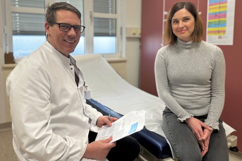 Die erste orthopädische Patientin Tamara Listiakova aus Hainburg mit Priv.-Doz. Dr. Martin Kaipel bei einem Vorgespräch.