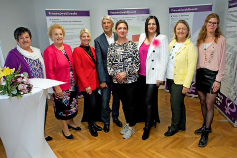 Landeshauptmann-Stellvertreterin Astrid Eisenkopf (3.v.r.) mit Geschäftsführerin Magdalena Freißmuth (4.v.r.) und Bürgermeister Vinzenz Knor (4.v.l.) sowie weiteren Ehrengästen.