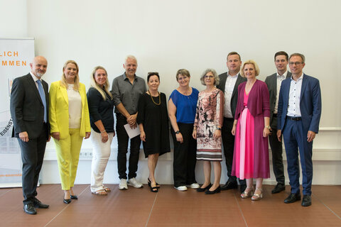 Gruppenbild mit Landesrätin Daniela Winkler (2.v.l.), Bildungsdirektor Heinz Josef Zitz (1.v.l.) und den Pädagoginnen und Pädagogen des Bezirks Oberwart, die aus Anlass eines Dienstjubiläums oder ihrer Pensionierung ein Dekret überreicht bekamen.