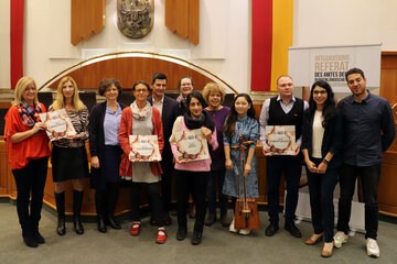 Integrationsbeauftragte Sanya Neinawaie, Ariane Umathum, Eva-Maria Riess, Jamila Kaderpur, Alanbare Haider, Christa Zettel und Soziallandesrat Christian Illedits