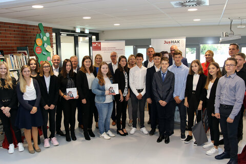 Alle Schülerinnen und Schüler der JusHAK Eisenstadt bei der offiziellen Eröffnungsfeier der JusHAK