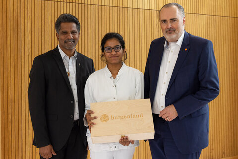 LH Hans Peter Doskozil und Melby Joseph mit Pfarrer Sebastian Edakarottu, Mitarbeiter des Bischofs unser direkter Kontakt in die indische Partnerdiözese Kanjirappaly