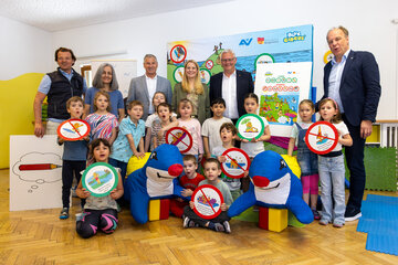 Landesrätin Daniela Winkler präsentiert das Schwimmprojekt Blue Circus im kindergarten in eisenstadt