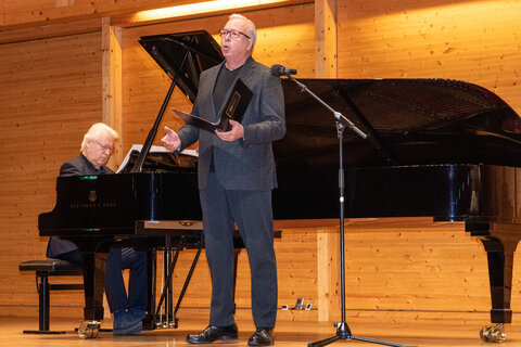Intendant Eduard Kutrowatz in seiner Eigenschaft als Pianist und Kammersänger Herbert Lippert boten einen musikalischen Ausblick auf das Programm der heurigen Konzertsaison im Liszt Zentrum Raiding.