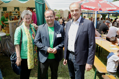 SOS Kinderdorf-Leiter Mag. Marek Zeliska mit Grüne-Klubobfrau Mag.a Regina Petrik (l.) und Soziallandesrat Dr. Leonhard Schneemann (v.l.).