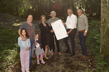 Künstler Paul Mühlbauer (l) mit seinen beiden Enkelkindern Julia und Rosa Schützenhofer, Koordinatorin Mag.a Birgit Sauer, Künstlerin Renate Holpfer, Landeshauptmann Mag. Hans Peter Doskozil und Olbendorfs Bürgermeister, Landtagsabgeordneter Wolfgang Sodl (v.l.).