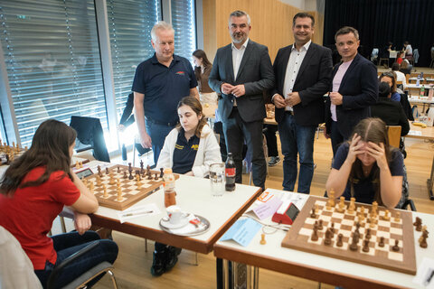 Landesrat Mag. Heinrich Dorner (2.v.l.) fieberte gemeinsam mit ASVÖ Burgenland-Präsident Ing. Robert Zsifkovits, Bürgermeister Stefan Laimer und Bad Tatzmannsdorf Tourismus-Geschäftsführer Richard Gert Senninger (stehend v.l.) mit den Spielerinnen der beiden Burgenländischen Vereine mit.