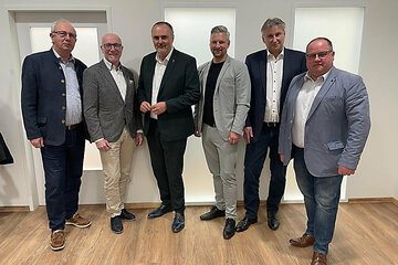 Landeshauptmann Hans Peter Doskozil mit den Gewerkschaftsvertretern Andreas Hochegger (GÖD; FCG) Gerhard Horwath (Younion; FSG), Hauptverhandlungsleiter Manuel Sulyok (GÖD; FSG), Alfred Peterszel (GÖD; FSG) und Dietmar Ferstl (Younion; FSG)
