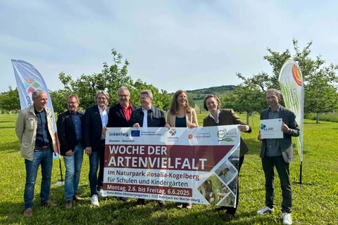 Laden ein zur Woche der Artenvielfalt im Naturpark Rosalia-Kogelberg (v.l.): Bgm. Günther Schmidt (Rohrbach), Bgm. Rainer Schneeberger (Loipersbach), Bgm. LAbg. Gerhard Hutter (Bad Sauerbrunn), Thomas Böhm, Leiter der ARGE Burgenländische Naturparke, Bgm. Kurt Fischer (Baumgarten), Obmann Naturpark Rosalia-Kogelberg, Landeshauptmann-Stv.in Anja Haider-Wallner, Marlene Hrabanek-Bunyai, Geschäftsführerin Naturpark Rosalia-Kogelberg, und KLAR!-Manager Dr. Markus Puschenreiter, Klar! Rosalia-Kogelberg