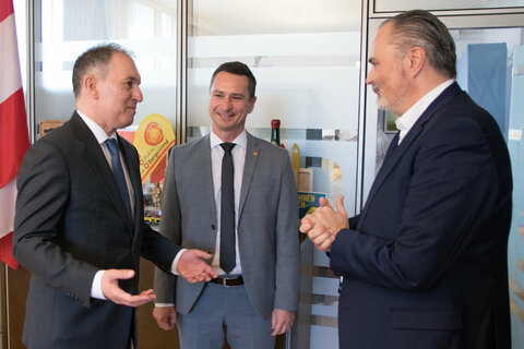 Landeshauptmann Hans Peter Doskozil hieß den Botschafter der Republik Deutschland in Österreich, S.E. Vito Cecere, gemeinsam mit Landtagspräsident Robert Hergovich herzlich in seinen Amtsräumen willkommen.