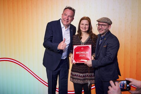 Thierry Guillon-Verne (CEO METRO Österreich) gemeinsam mit Cathrin und Philipp Kroboth