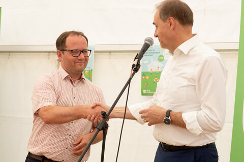 Soziallandesrat Leonhard Schneemann im Gespräch mit SOS Kinderdorf Pinkafeld-Leiter Marek Zeliska (v.r.).