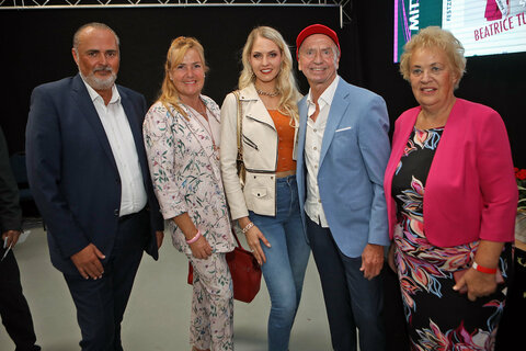 Landeshauptmann Hans Peter Doskozil (l.) und Landtagspräsidentin Verena Dunst (r.) mit Petra Stubics-Schönherr, der amtierenden Miss Europe, Model und Sängerin Beatrice Turin sowie "Mr. Ferrari" Heribert Kasper (v.l.).