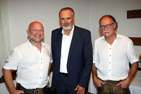 "Die Hallodries" Robert Pimperl und Karl Fleck (v.l.) mit Landeshauptmann Hans Peter Doskozil (Mitte) in Oberwart. Sie sorgten für die gute Unterhaltung beim Festakt.