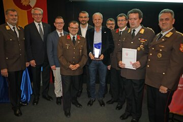 Landesfeuerwehrkommandant Alois Kögl (l.), Wirtschaftskammer-Vizepräsident Paul Kraill (2.v.l.), Landtagsabgeordneter Geza Molnar (3.v.l.) und Landesrat Heinrich Dorner (6.v.l.) mit Johann Bock (5.v.r.) und Mitarbeitern der Firma Becom.