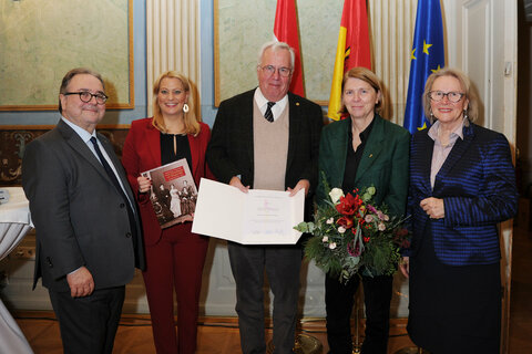 (v.l.) Bischof Michael Chalupka, Landesrätin Daniela Winkler, der für seine Verdienste um die Evangelische Kirche A.B. in Österreich geehrte Klaus Heussler, Synodenpräsidentin Ingrid Monjencs und Superintendentialkuratorin Christa Grabenhofer beim Empfang im Schloss Esterhazy.