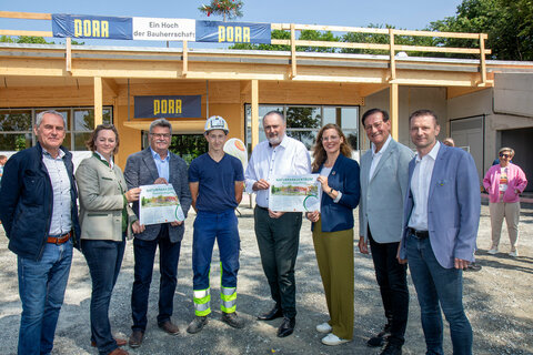 Rohrbachs Bürgermeister Günter Schmidt, Naturpark-Geschäftsführerin Mag.a Marlene Hrabanek-Bunyai, MA, Naturpark-Obmann Bürgermeister Kurt Fischer, Lehrling David Melchart, der den Gleichspruch vortrug, Landeshauptmann Hans Peter Doskozil, Landeshauptmann-Stellvertreterin Anja Haider-Wallner, Naturpark-Obmann-Stellvertreter Bürgermeister Gerald Hüller und Prokurist Ing. Klaus Tremmel, Niederlassungsleiter Hochbau Burgenland des Generalunternehmers PORR Bau GmbH.