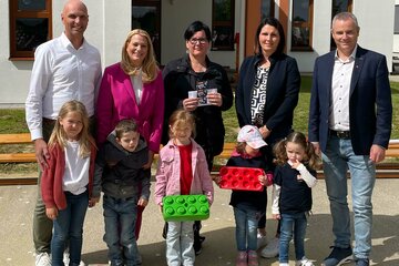 Bildungslandesrätin Daniela Winkler, Bürgermeister Jürgen Zimara und Vizebürgermeister Thomas Böhm mit Kindergartenpädagoginnen und Kindergartenkindern bei der feierlichen Eröffnung