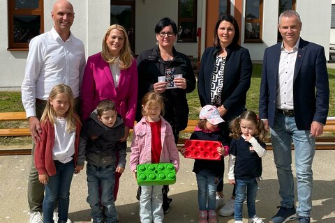 Bildungslandesrätin Daniela Winkler, Bürgermeister Jürgen Zimara und Vizebürgermeister Thomas Böhm mit Kindergartenpädagoginnen und Kindergartenkindern bei der feierlichen Eröffnung