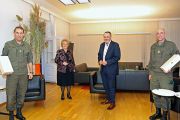 Landeshauptmann Hans Peter Doskozil und Landtagspräsidentin Verena Dunst mit dem bisherigen Kommandanten des Jägerbataillons 19 in Güssing Oberst Thomas Erkinger (1.v.l.) und dessen Nachfolger Oberst Markus Höfler