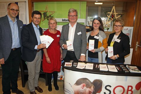 Andreas Lonyai und Karl Hirt mit Landesrat Christian Illedits (2.v.l.) sowie Lehrerinnen und einer Schülerin der SOB Pinkafeld.