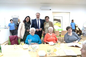 Landesrätin Mag.a Sara Schaar, Soziallandesrat Dr. Leonhard Schneemann und Landesrätin Dr.in Beate Prettner beim Gespräch im Pflegestützpunkt in Schattendorf