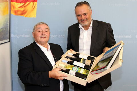 Landeshauptmann Hans Peter Doskozil bedankt sich bei Viktor „Vickerl“ Dihanich für seine Dienste und verabschiedet ihn in den Ruhestand