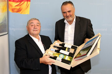 Landeshauptmann Hans Peter Doskozil bedankt sich bei Viktor „Vickerl“ Dihanich für seine Dienste und verabschiedet ihn in den Ruhestand