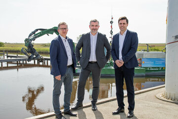 Vor einem der Geräte, die beim Schlammabpumpen zum Einsatz kommen. V.l. Bgm. Thomas Schmid, Infrastrukturlandesrat Heinrich Dorner, Seemanagement-Geschäftsführer Erich Gebhardt