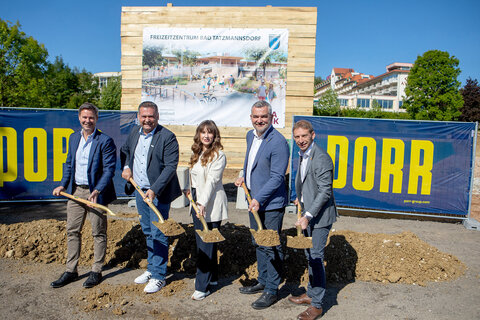 andesrat Mag. Heinrich Dorner (2.v.r.) führte gemeinsam mit Bad Tatzmannsdorfs Bürgermeister Stefan Laimer (2.v.l.), Vizebürgermeisterin Christina Kotschar (Mitte), Geschäftsführer Mag. Andreas Leitner (l., REDUCE Gesundheitsresorts Bad Tatzmannsdorf) und Geschäftsführer sowie Technischer Leiter Thomas Rosner (r., PEB, Projektentwicklung Burgenland) den Spatenstich zum neuen Freizeitzentrum durch.