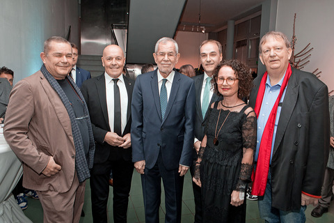 OHO-Vorstandsmitglied Andreas Lehner, Bürgermeister Georg Rosner, Bundespräsident Dr. Alexander Van der Bellen, Landesrat Dr. Leonhard Schneemann, Landtagsabgeordnete Elisabeth Trummer und Horst Horvath von der VHS (Volkshochschule) der Roma (v.l.).