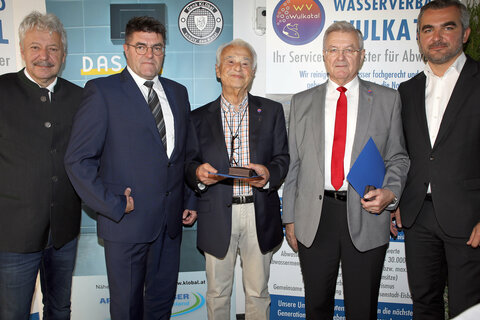 Die geehrten Alt-Obmänner Josef Pinter und Johann Guttmann mit LR Mag. Heinrich Dorner, Obmann Bgm. Johann Lotter und dem 2. Obmann-Stellvertreter Bgm. Adalbert Endl