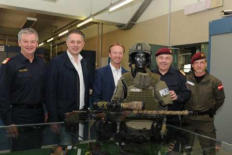 MR Wolfgang Eder, LR MMag. Alexander Petschnig, LH-Stv. Johann Tschürtz, MR Direktor Bernhard Treibenreif, Oberst Christoph Scherz (v.l.).