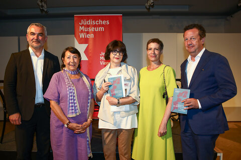 Landesrat Heinrich Dorner mit IKG-Vizepräsidentin Claudia Prutscher, Autorin Margaretha Kopeinig, der Historikerin und Direktorin des Jüdischen Museum Wien Barbara Staudinger und Benedikt Föger, geschäftsführender Gesellschafter Czernin Verlag, bei der Buchpräsentation im Jüdischen Museum in Wien