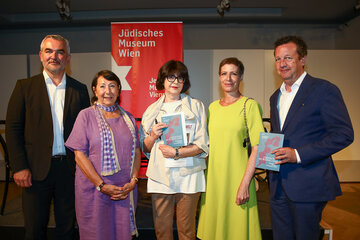 Landesrat Heinrich Dorner mit IKG-Vizepräsidentin Claudia Prutscher, Autorin Margaretha Kopeinig, der Historikerin und Direktorin des Jüdischen Museum Wien Barbara Staudinger und Benedikt Föger, geschäftsführender Gesellschafter Czernin Verlag, bei der Buchpräsentation im Jüdischen Museum in Wien
