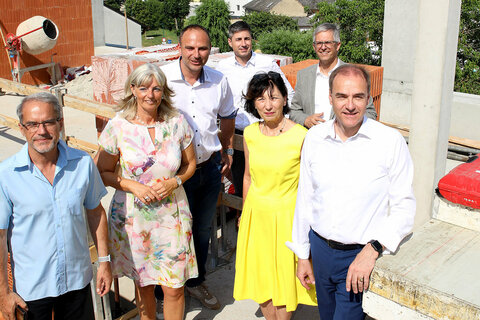 Architekt Andi Lang, Bürgermeistern LAbg. Elisabeth Böhm, Baumeister Hannes Sattler, Geschäftsführer Christian Lidy-Kreiler, Obfrau Roswitha Knebelreiter, Vizebürgermeister DI Thomas Halbritter mit Landesrat Dr. Leonhard Schneemann.