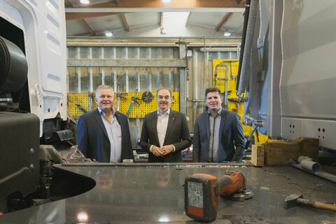 Geschäftsführer Josef Dunst, Landesrat Dr. Leonhard Schneemann, Ing. Josef Dunst jun. beim Rundgang in der Werkstatt.