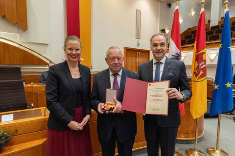 (v.l.) Landeshauptmann-Stellvertreterin Anja Haider-Wallner, 2. Landtagspräsident a.D. Rudolf Strommer (Komturkreuz), Landesrat Leonhard Schneemann.