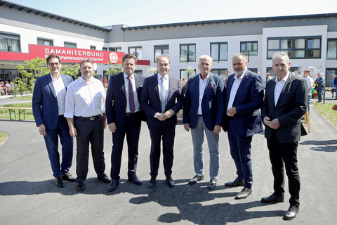 Landtagsabgeordneter Mag. Christian Dax, Vizebürgermeister Werner Gabriel, Bürgermeister Bernhard Herics, MA, BA, Landesrat Dr. Leonhard Schneemann, Präsident Franz Schnabl (Österreichischer Samariter Bund), Landeshauptmann Mag. Hans Peter Doskozil und Bundessekretär Reinhard Hundsmüller (Arbeiter Samariter Bund Österreich) (v.l.).